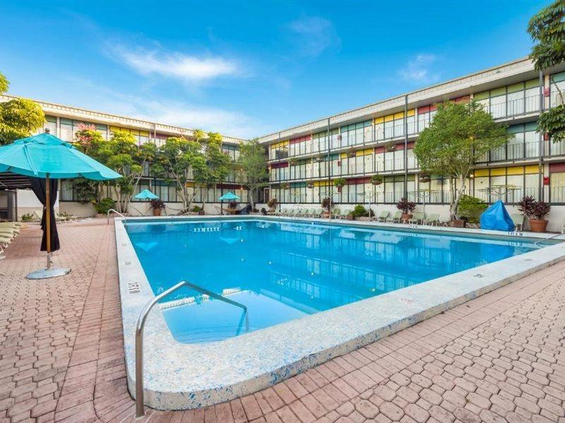 Quality Inn & Suites Conference Center Уинтър Хевън Екстериор снимка